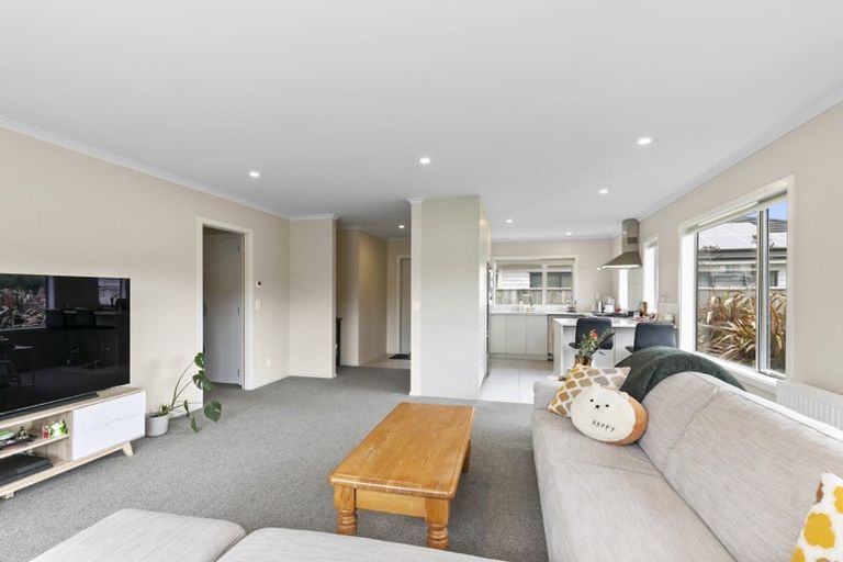 Photo of property in 15 Henrietta Maxwell Grove, Wainuiomata, Lower Hutt, 5014