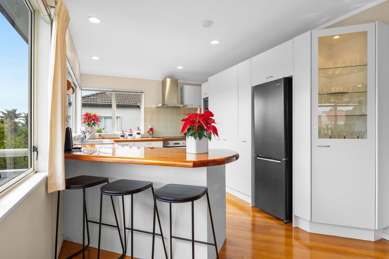 Photo of property in 6 Harbour Lights Close, West Harbour, Auckland, 0618