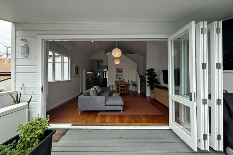 Photo of property in 8 Beach Road, Northcote Point, Auckland, 0627