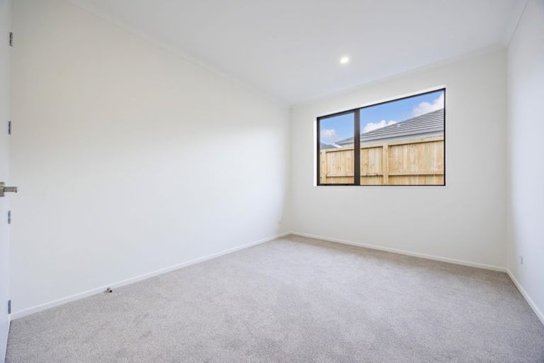 Photo of property in 17 Cara Avenue, Kumeu, 0810