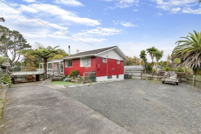 Photo of property in 28 St Catherine Crescent, West Harbour, Auckland, 0618