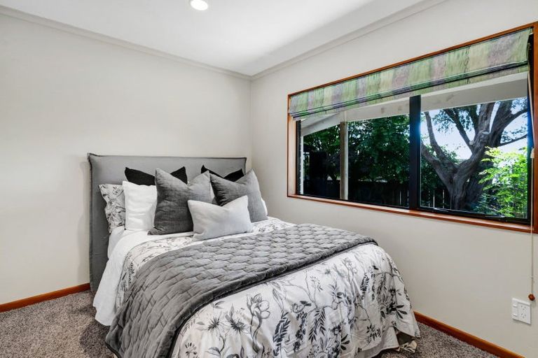 Photo of property in 15 Del Mar Place, Merrilands, New Plymouth, 4312