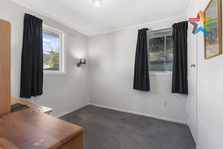 Photo of property in 5 Bird Grove, Stokes Valley, Lower Hutt, 5019