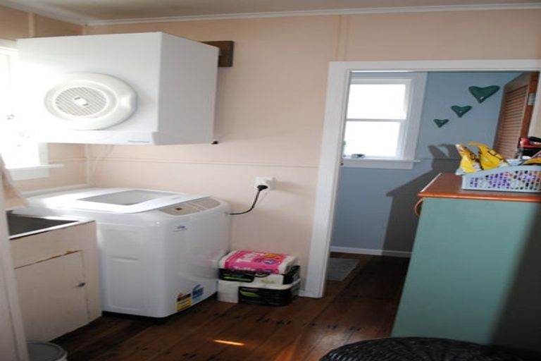 Photo of property in 24 Endeavour Street, Marfell, New Plymouth, 4310