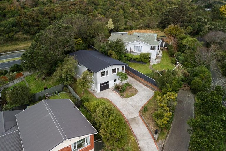 Photo of property in 4 Mayfair Place, Tawa, Wellington, 5028