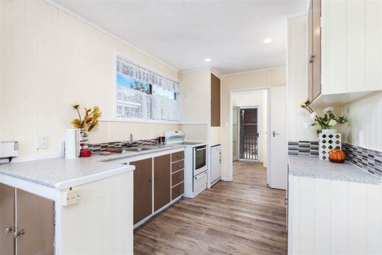 Photo of property in 32 Serwayne Place, Sunnyvale, Auckland, 0612