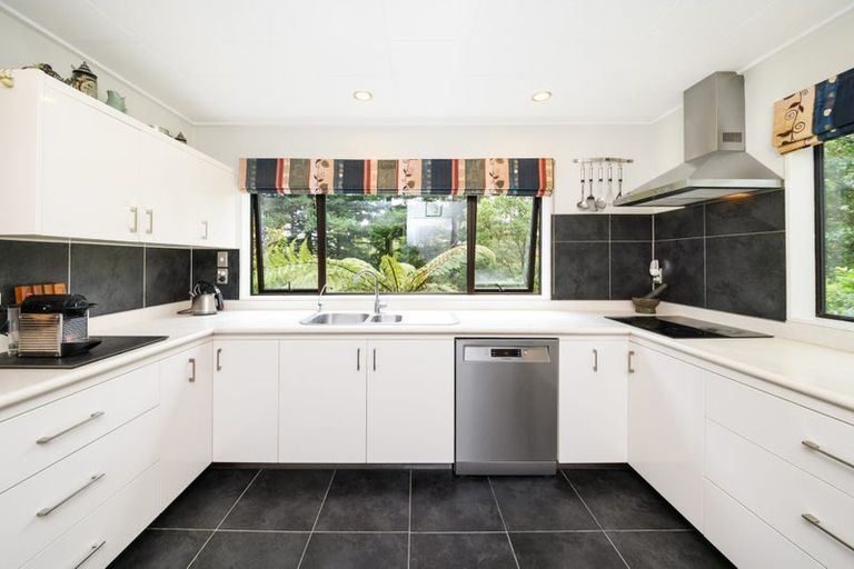 Photo of property in 43 Springdale Grove, Fitzherbert, Palmerston North, 4410