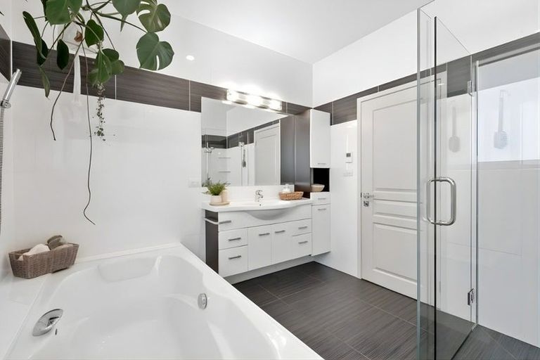 Photo of property in 64 Balboa Drive, Matakatia, Whangaparaoa, 0930