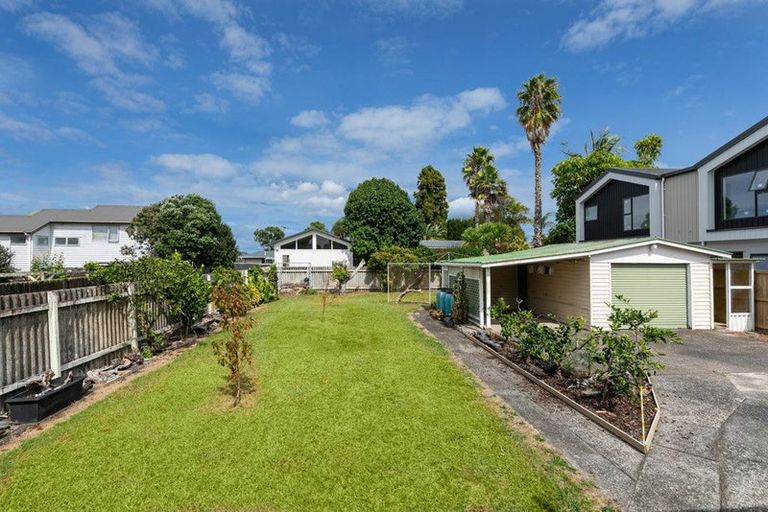 Photo of property in 12 Montmere Avenue, Te Atatu Peninsula, Auckland, 0610