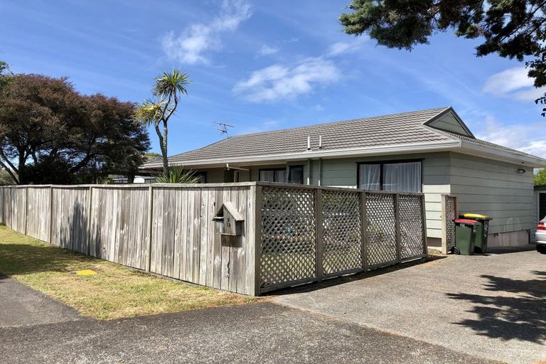 Photo of property in 2/19 Sandgate Avenue, Botany Downs, Auckland, 2010