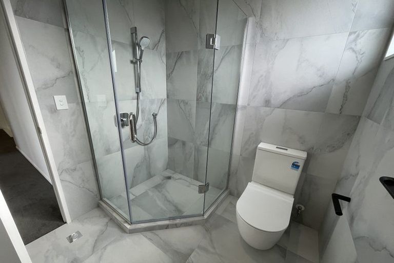 Photo of property in 5a Merton Avenue, Glenfield, Auckland, 0627