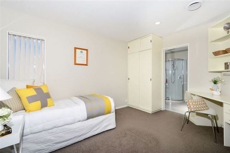 Photo of property in 1 Glucina Avenue, West Harbour, Auckland, 0618