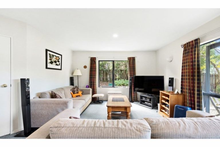 Photo of property in 2/24 Merton Avenue, Glenfield, Auckland, 0627