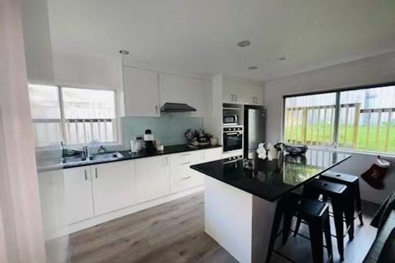 Photo of property in 1/3 Holt Avenue, Torbay, Auckland, 0630