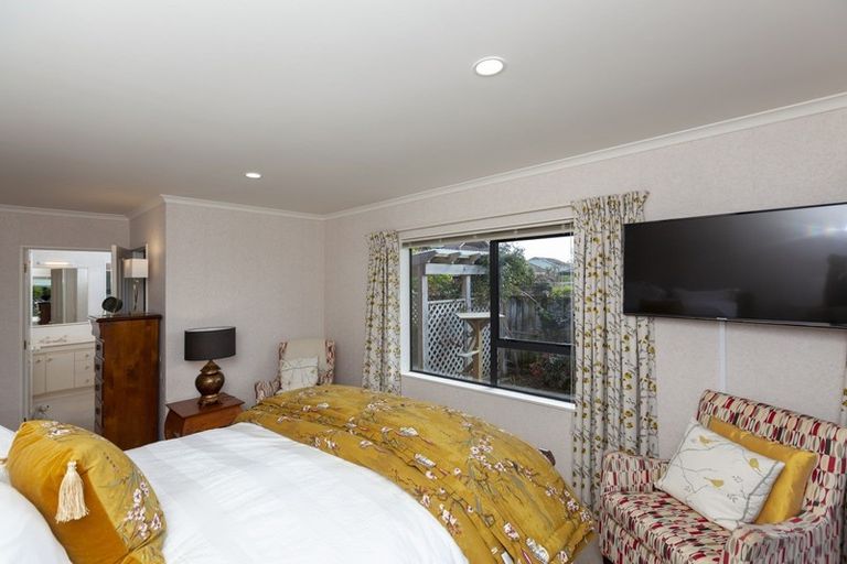 Photo of property in 8 Cranbrook Grove, Waikanae, 5036