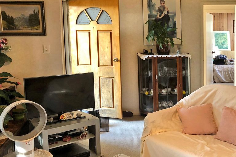 Photo of property in 2/42 Kenderdine Road, Papatoetoe, Auckland, 2025