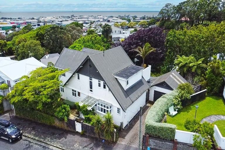 Photo of property in 43 Cameron Street, New Plymouth, 4310