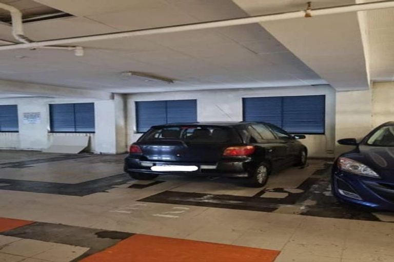 Photo of property in 17 Kent Terrace - Kent Apartments, 4f/16 Kent Terrace, Mount Victoria, Wellington, 6011