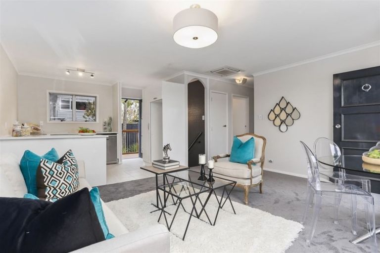 Photo of property in 2/6 Gladys Avenue, Glenfield, Auckland, 0629