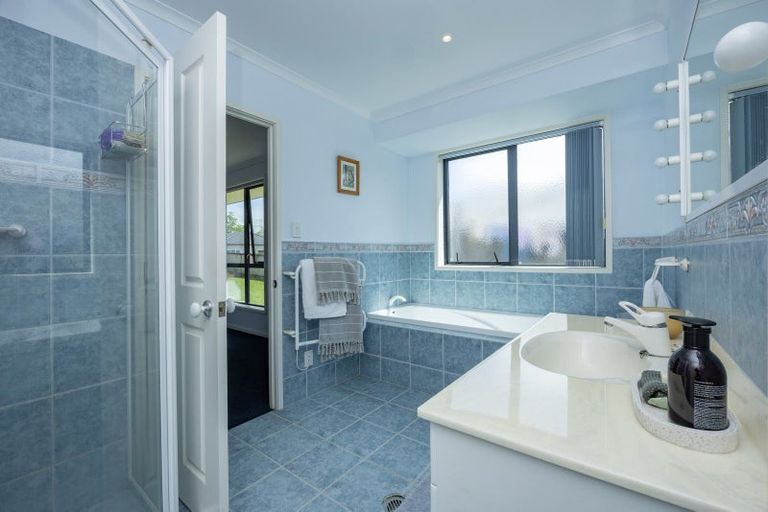 Photo of property in 14 Applemoors Way, Riverhead, 0820