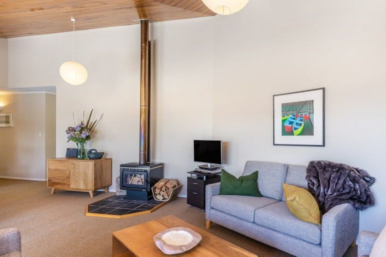 Photo of property in 7 Te Urunga Place, Acacia Bay, Taupo, 3330
