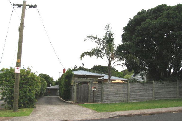 Photo of property in 2/46 Hillcrest Avenue, Hillcrest, Auckland, 0627