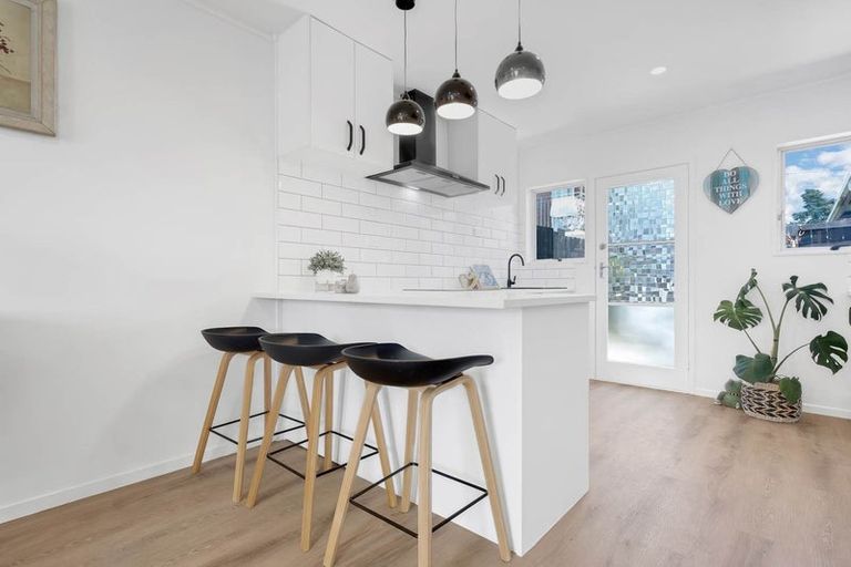 Photo of property in 1/11 Alston Avenue, Kelston, Auckland, 0602