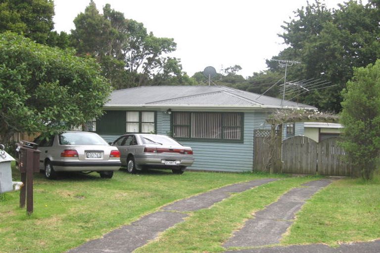 Photo of property in 16 Emirau Place, Glenfield, Auckland, 0629