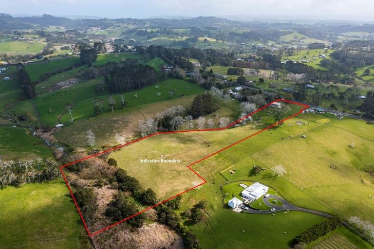 Photo of property in 141 Tawa Road, Kumeu, 0891