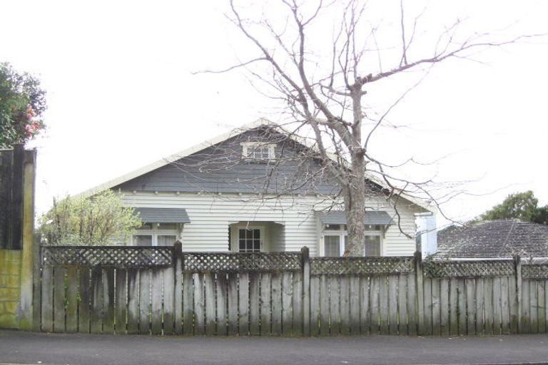 Photo of property in 27 Bonithon Avenue, Moturoa, New Plymouth, 4310