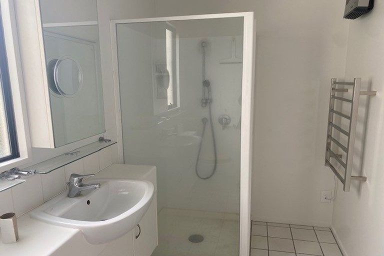 Photo of property in 32 Oakford Close, Riccarton, Christchurch, 8011