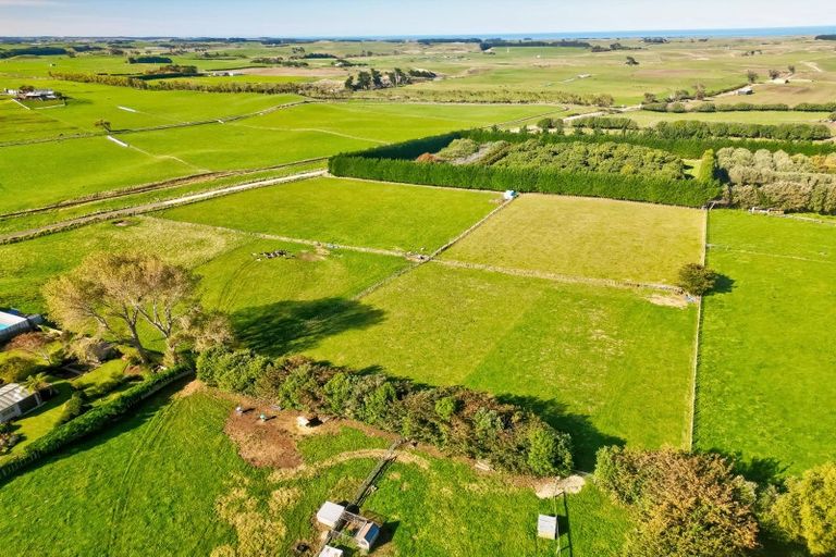 Photo of property in 5 Weraroa Road, Waverley, 4510