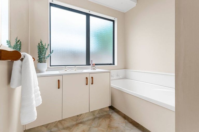 Photo of property in 23 Kingsway Crescent, Forest Lake, Hamilton, 3200