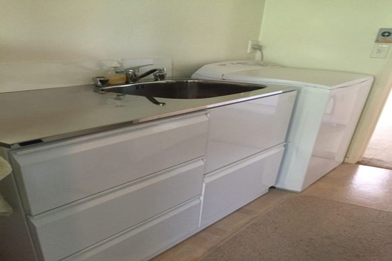 Photo of property in 1/3 Fayette Place, Te Atatu South, Auckland, 0610