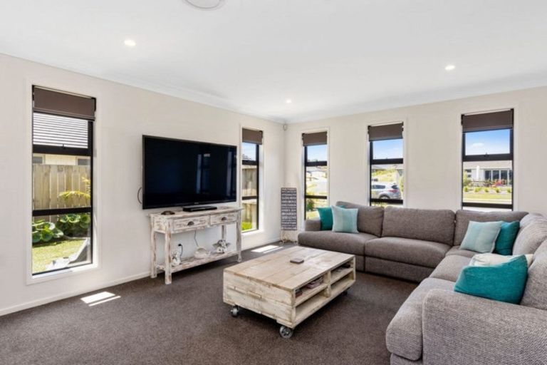 Photo of property in 12 Charlotte Drive, Omokoroa, 3114