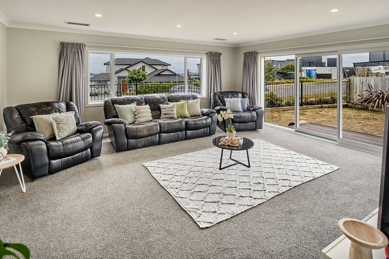 Photo of property in 107 Queen Charlotte Drive, Aotea, Porirua, 5024