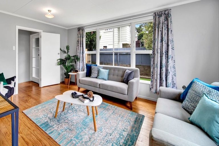 Photo of property in 5 Anson Place, Westown, New Plymouth, 4310