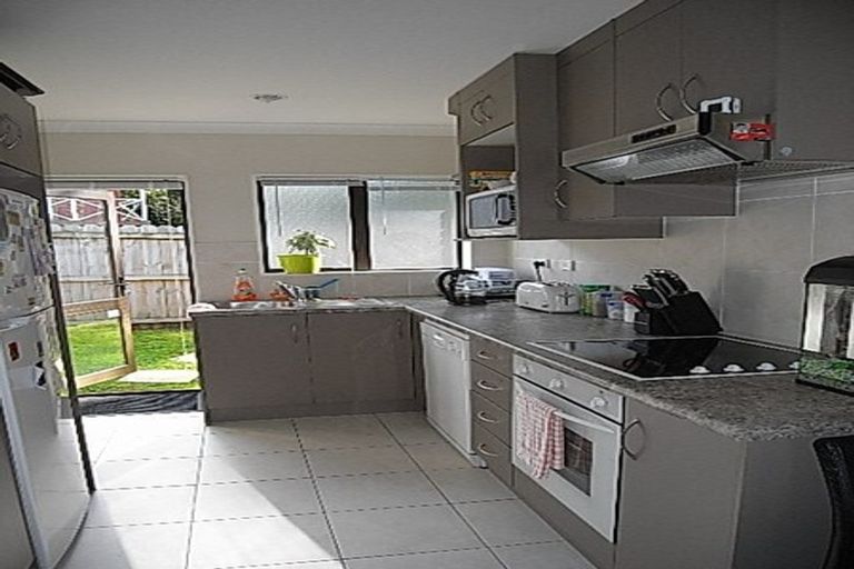 Photo of property in 33 Claverdon Drive, Massey, Auckland, 0614
