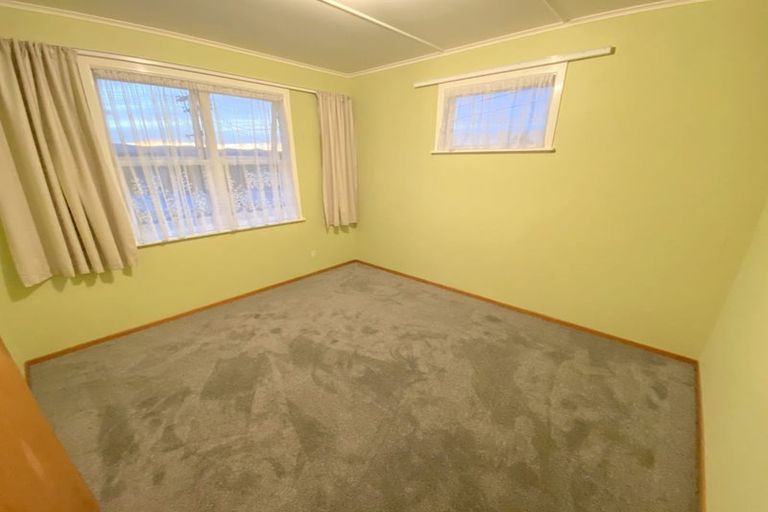 Photo of property in 11 Robert Burke Place, Henderson, Auckland, 0612