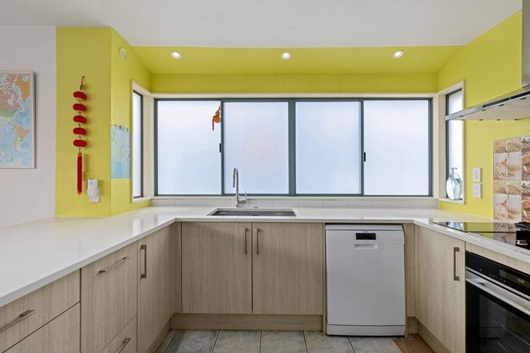 Photo of property in 1/208 East Coast Road, Forrest Hill, Auckland, 0620