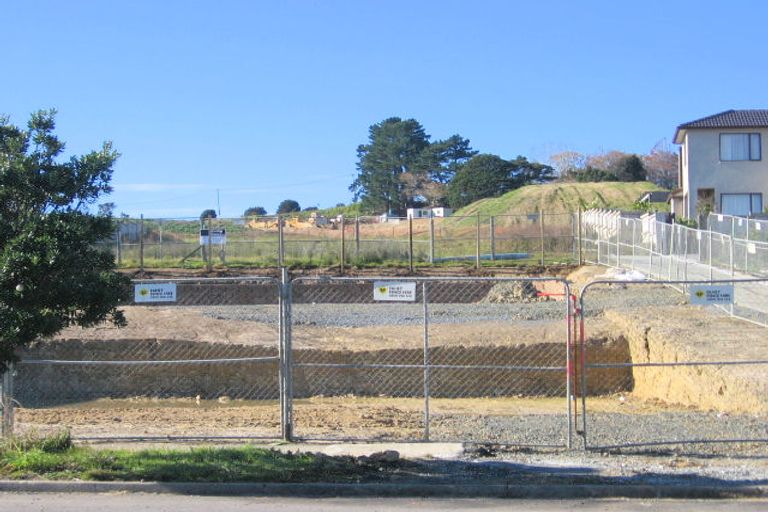 Photo of property in 64 Moyrus Crescent, East Tamaki Heights, Auckland, 2016