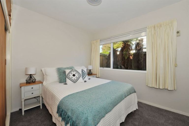 Photo of property in 2/10 Jamell Place, Avonhead, Christchurch, 8042