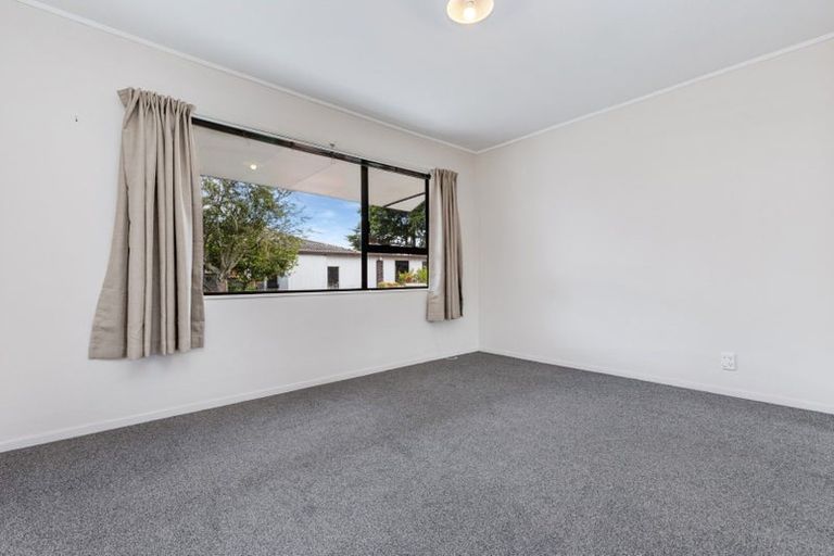 Photo of property in 2/11 Beaumaris Way, Conifer Grove, Takanini, 2112