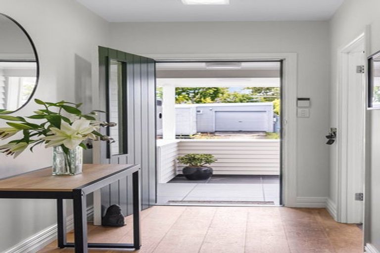 Photo of property in 5 Manor Place, Point Chevalier, Auckland, 1022
