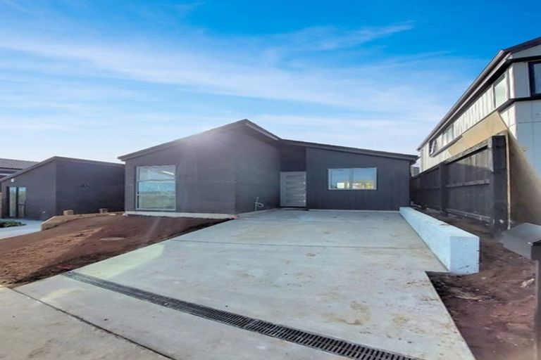 Photo of property in 34 Papai Lane, Massey, Auckland, 0614