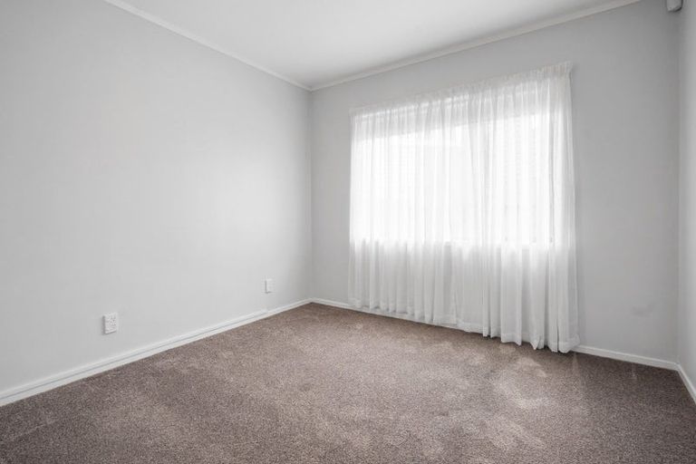 Photo of property in 4a Barron Drive, Green Bay, Auckland, 0604