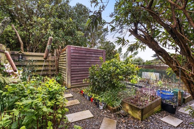 Photo of property in 60 Link Road, Newlands, Wellington, 6037