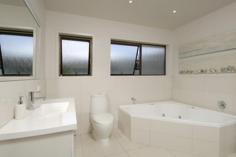 Photo of property in 2/533 Beach Road, Murrays Bay, Auckland, 0630