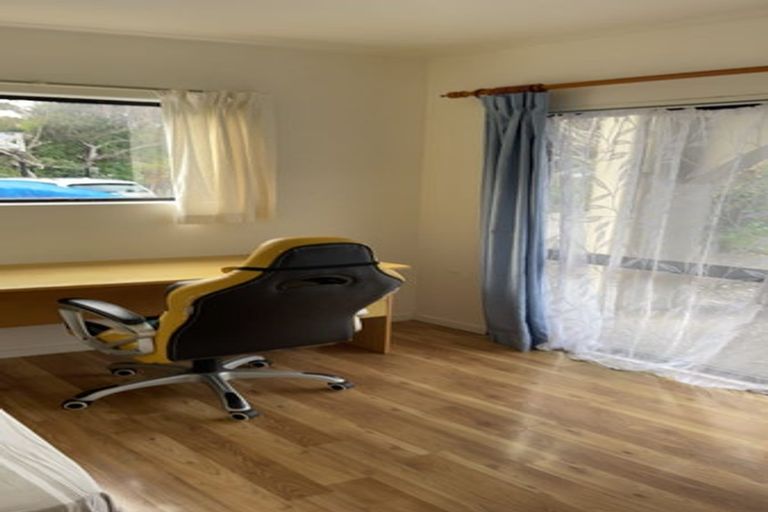 Photo of property in 211 Chelsea View Drive, Chatswood, Auckland, 0626