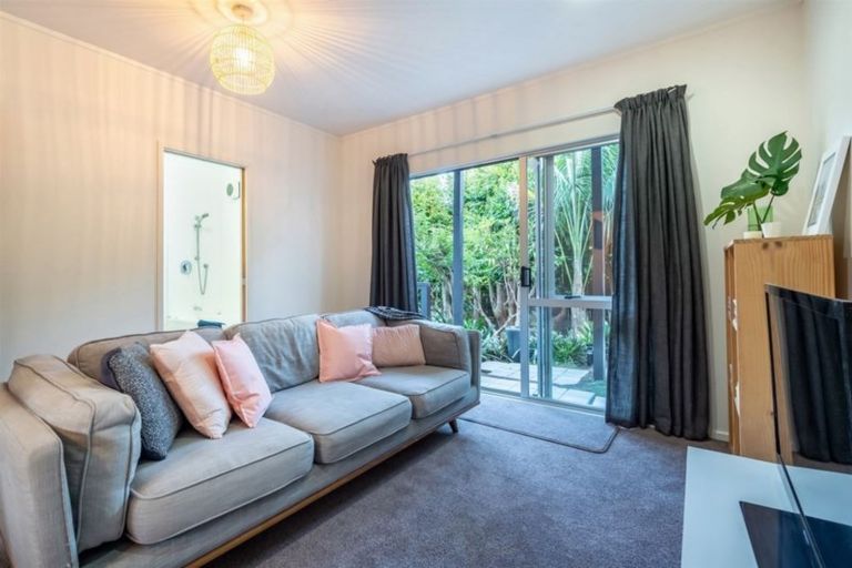Photo of property in 10 West Glade Crescent, Birkenhead, Auckland, 0626